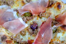 ArVolo Pinsa Crema di Scamorza Affumicata Speck e pesto di Olive