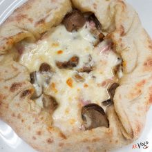 Cestino provola affumicata, salsiccia e funghi porcini