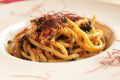 Spaghettone Aglio, olio, peperoncino, alici, pomodoro, cime di rapa, briciole croccanti di cipolla tostate al forno