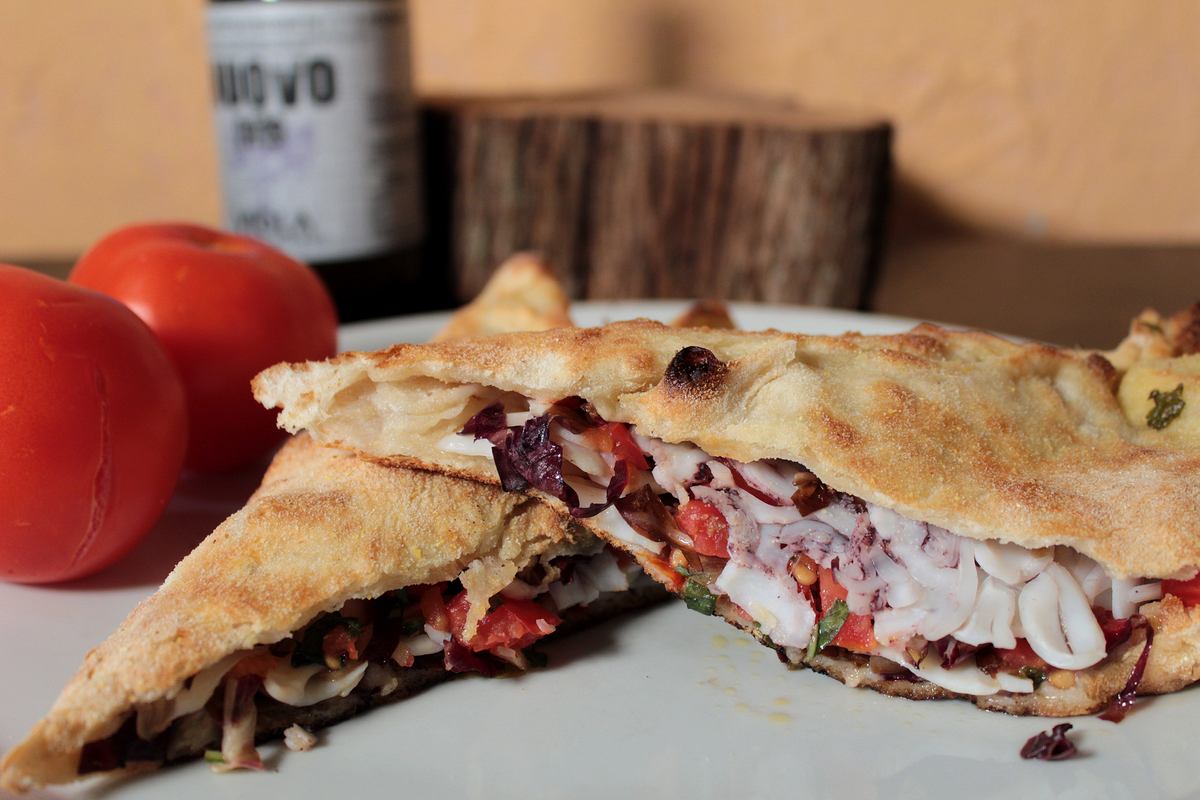 Pinsa ripiena con sbriciolona di Calamaro