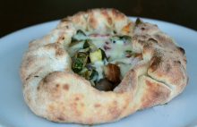 Cestino con verdure miste saltate agli odori Mediterranei (maggiorana, timo, erba cipollina, aglio) e mozzarella