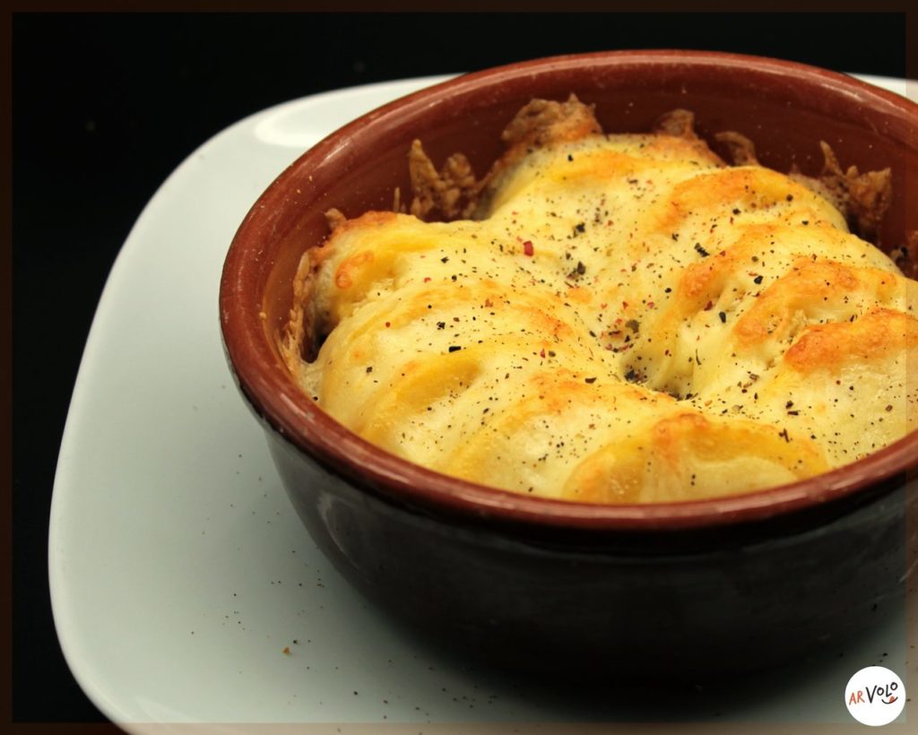 Gnocchi di semola alla Romana in coccio al forno con mozzarella e gorgonzola