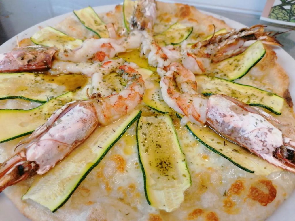 Pizza gamberoni, zucchine, provola fresca, mozzarella, spezie mediterraneee