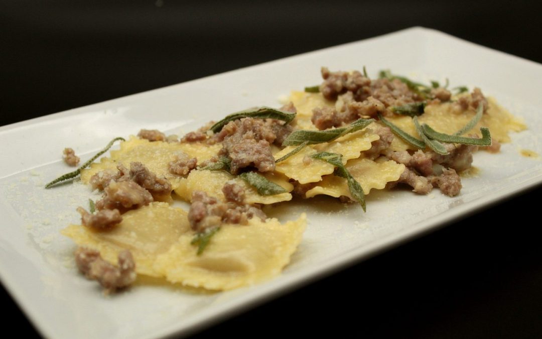 Ravioli ripieni di salsiccia, patate, menta, timo e erba cipollina