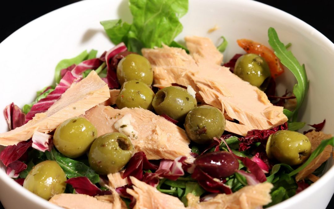Mix insalata mista al tonno e olive