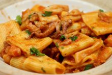 Paccheri con misto di calamari, polpo, e gamberi