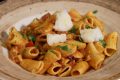 Rigatoni al baccalà, olive e capperi