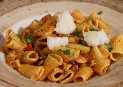 Rigatoni al baccalà, olive e capperi