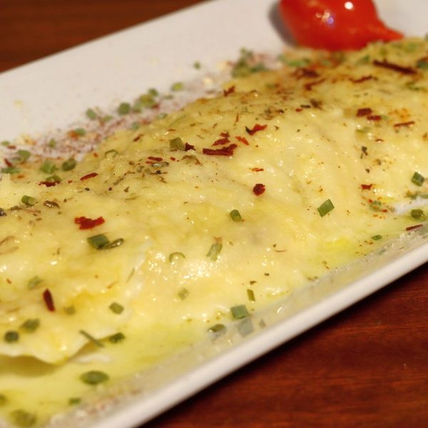 Ravioli con crema di patate, pecorino vegetale di ceci, timo e maggiorana