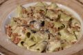 Rigatoni alla farina di piselli con panna, funghi, prosciutto e salsiccia