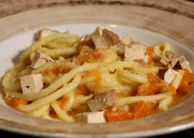 Tonnarelli zucca saltata con cipolla, tofu affumicato e pecorino vegetale