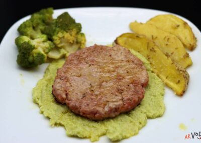 Hamburger di salsiccia con crema di broccolo romano ripassato