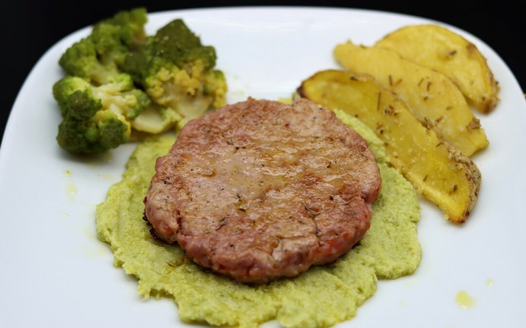 Hamburger di salsiccia su crema di broccoli romani ripassati
