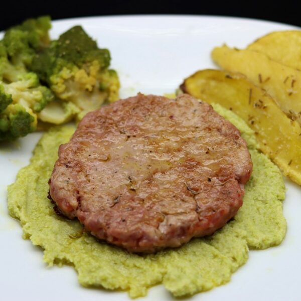 Hamburger di salsiccia su crema di broccoli romani ripassati
