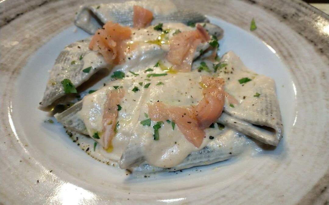 Pennoni al nero di seppia al salmone (panna e brandy)