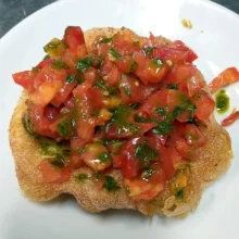 Pizzottella fritta con pomodoro e basilico